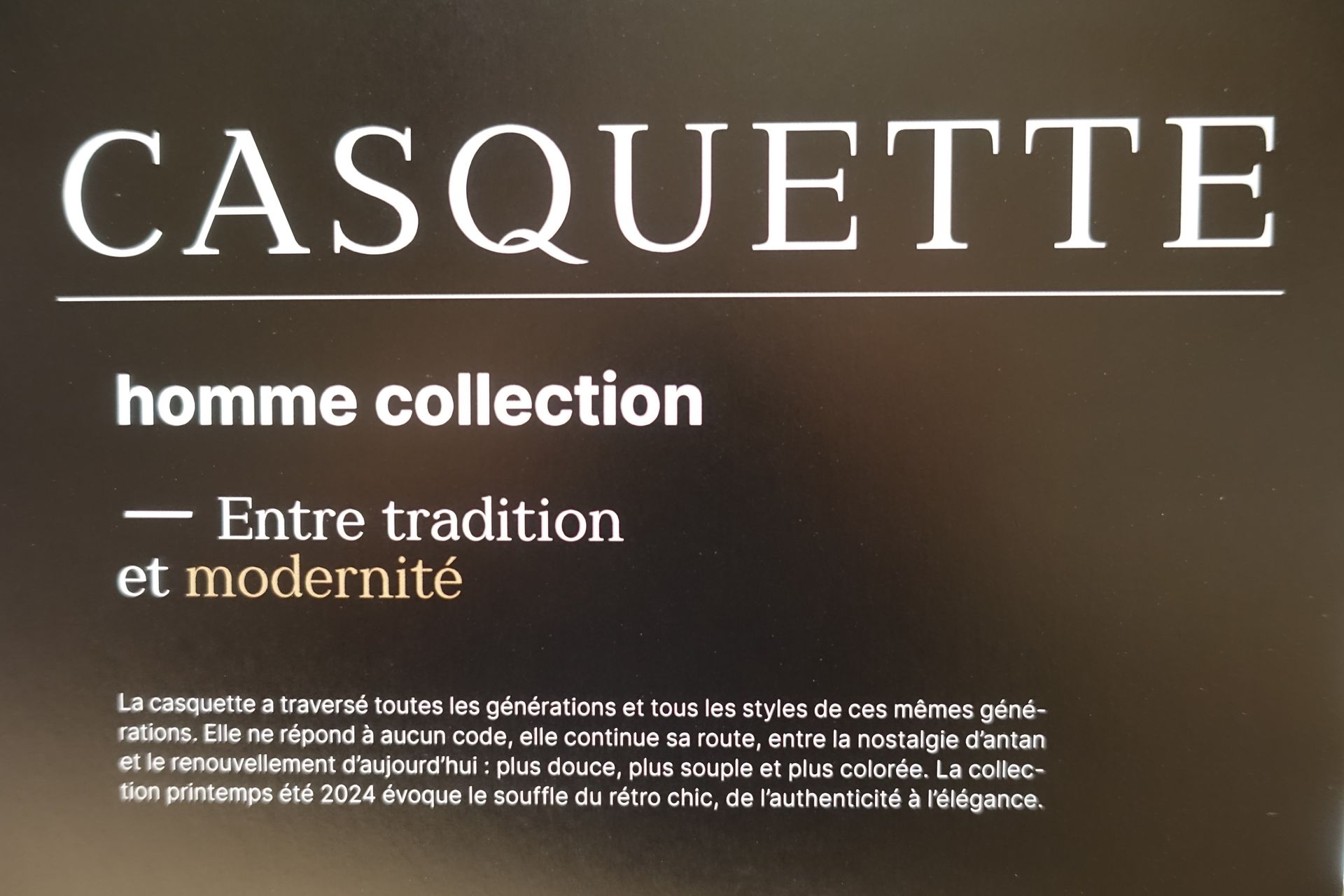 Écriture blanche sur fond sombre “CASQUETTE” puis une description “homme collection, Entre tradition et modernité”