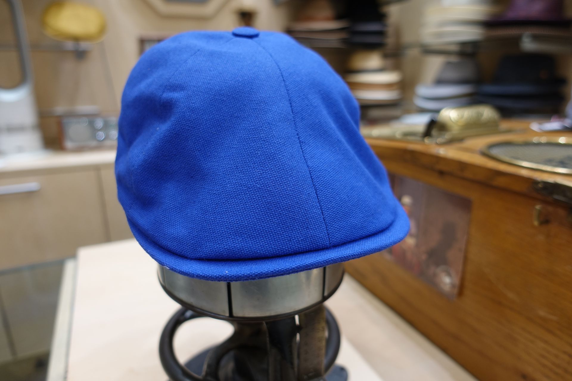 Casquette bleue recouvrant un petit support dans un magasin.