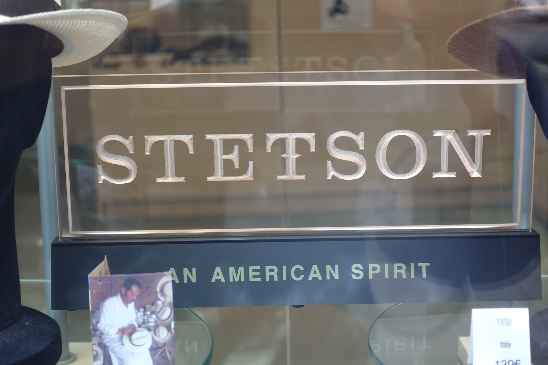 Enseigne Stetson avec le slogan « Un esprit américain » en vitrine