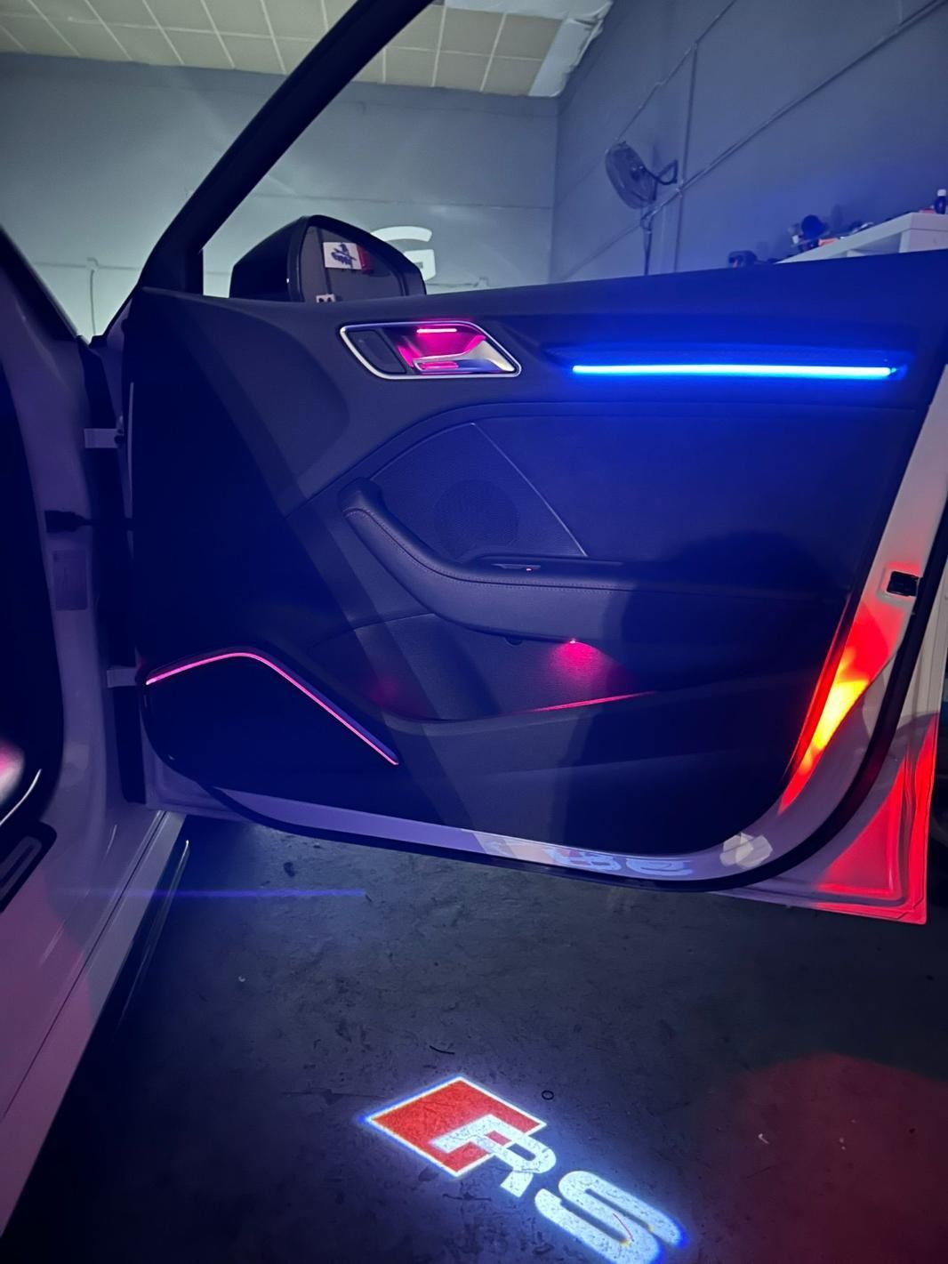 Puerta del automóvil con iluminación LED personalizada, proyección en la puerta que muestra el logotipo 