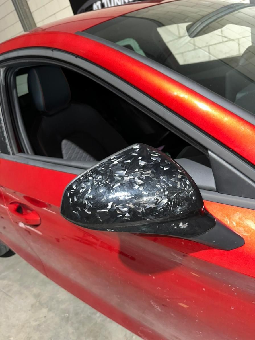 Coche rojo con espejo lateral de fibra de carbono.