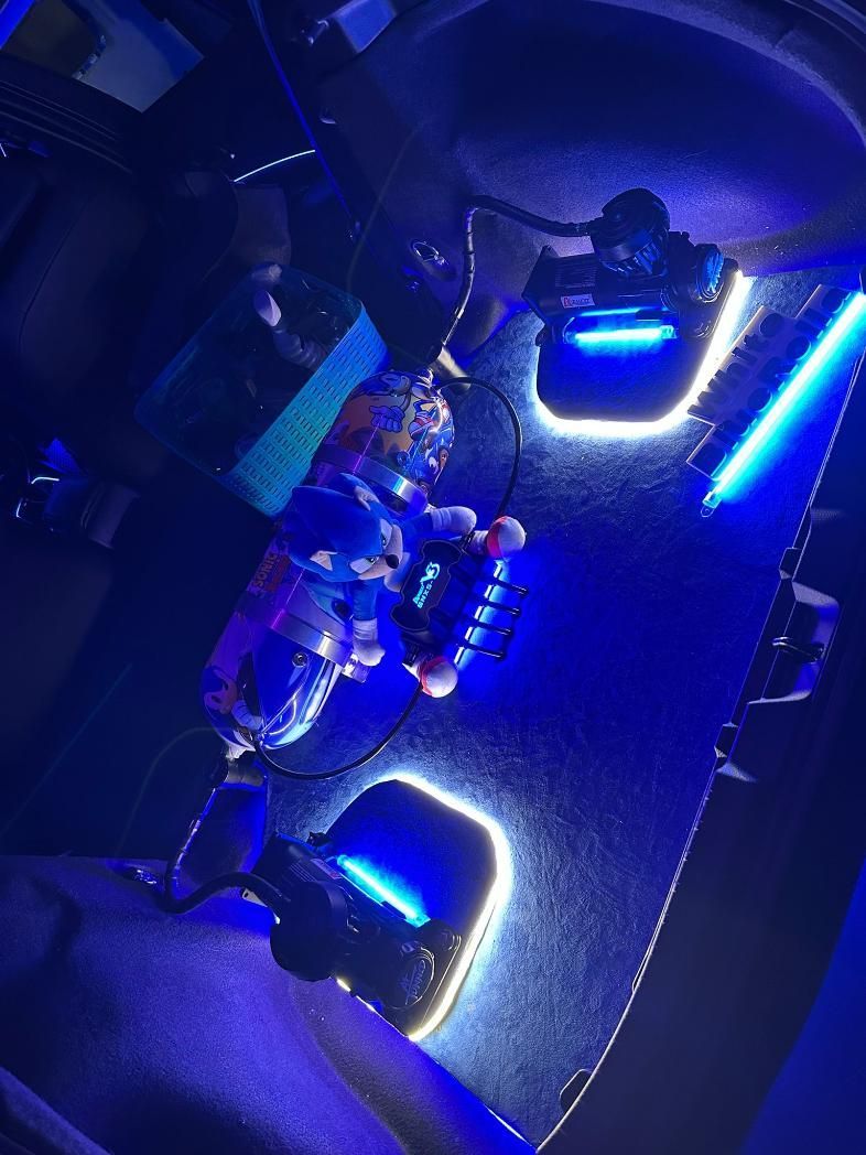 Panel de control iluminado en azul con pequeñas figuras y acentos brillantes.