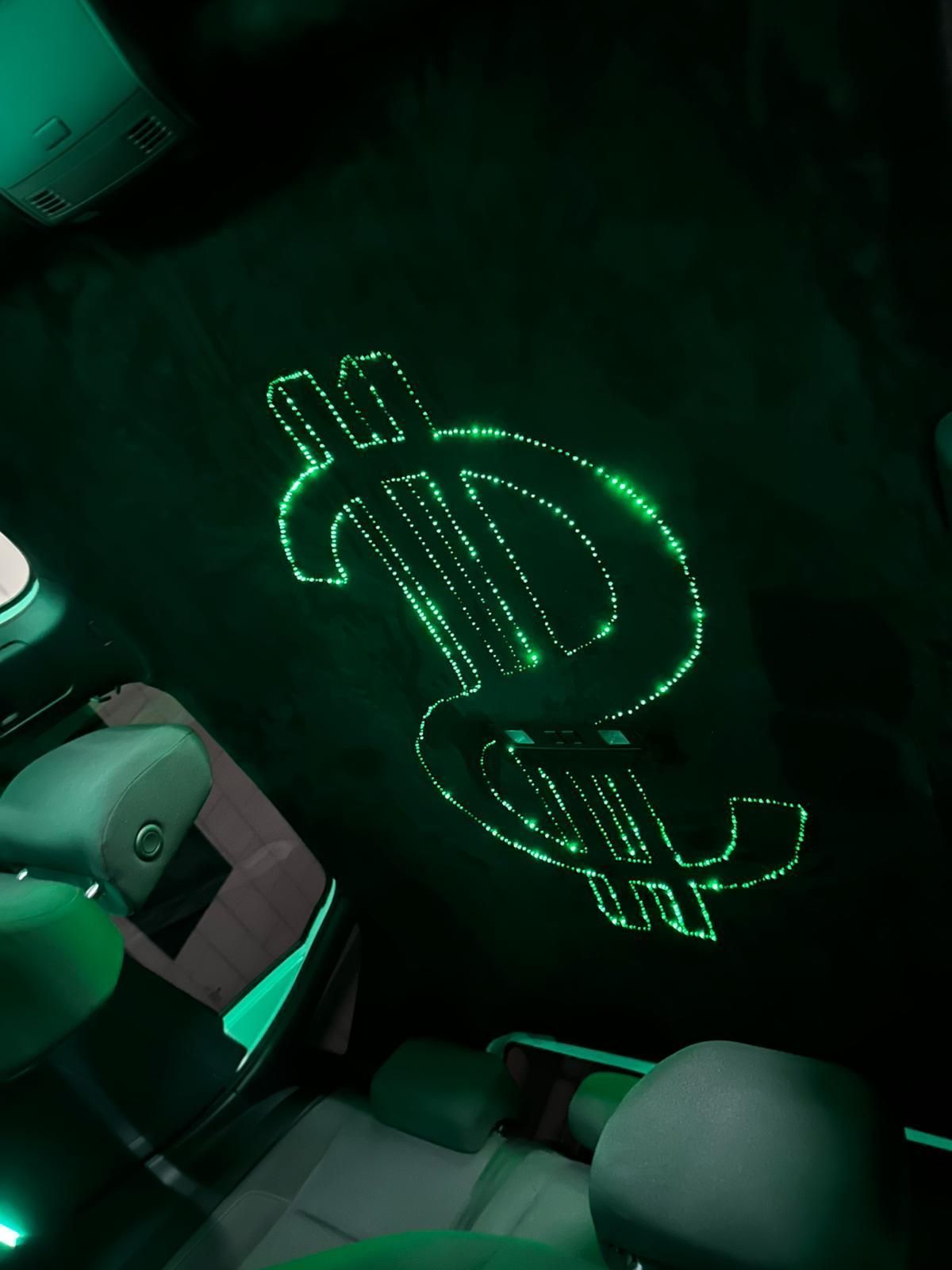 Luz verde con signo de dólar en el techo del automóvil.
