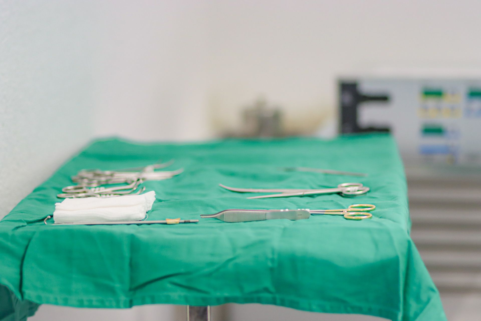 Une table avec des instruments chirurgicaux dessus dans une salle d'opération.