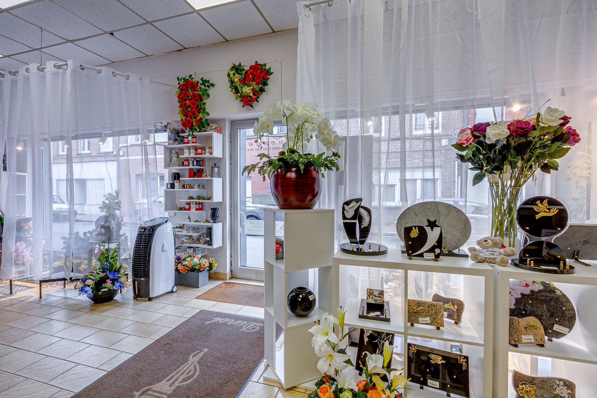 Intérieur d'un salon funéraire avec des étagères remplies de plaques funéraires