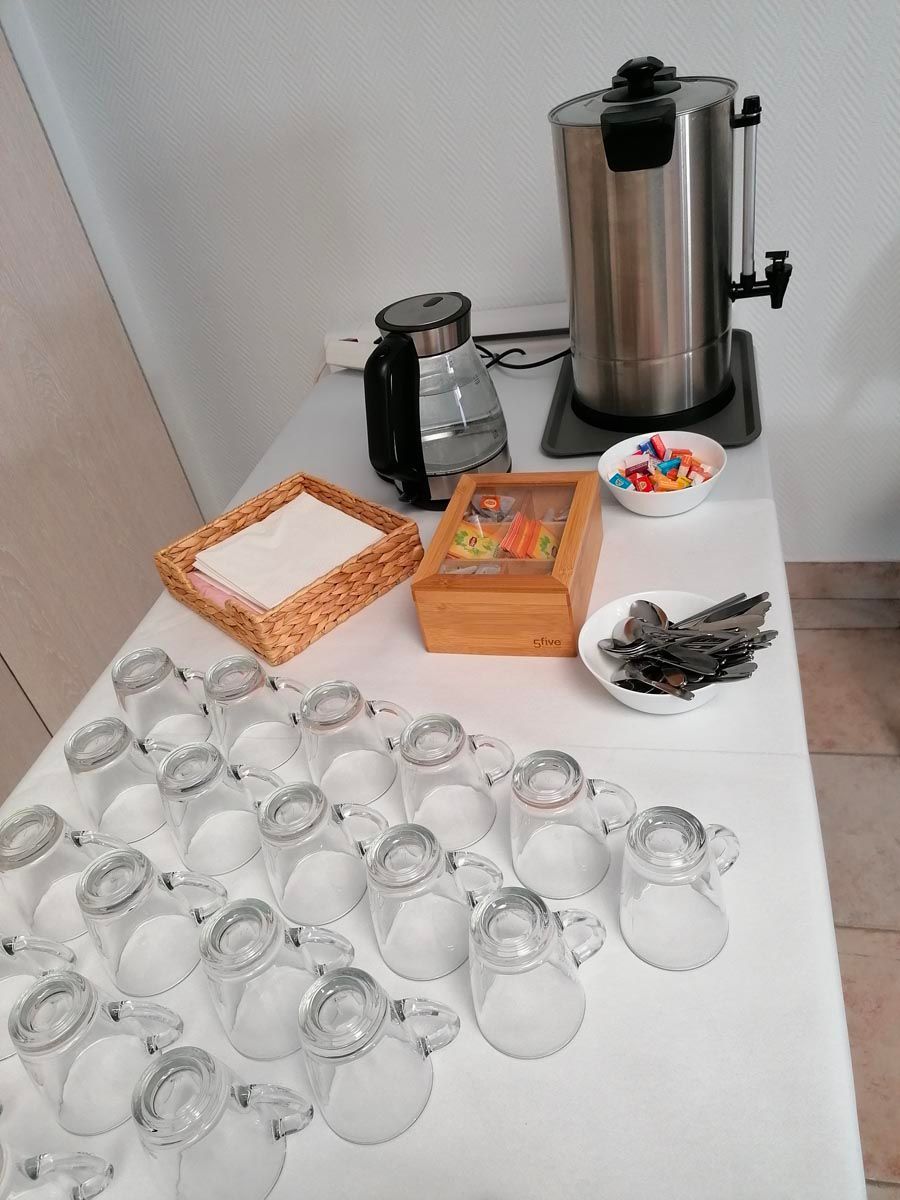 Table avec des verres et du café