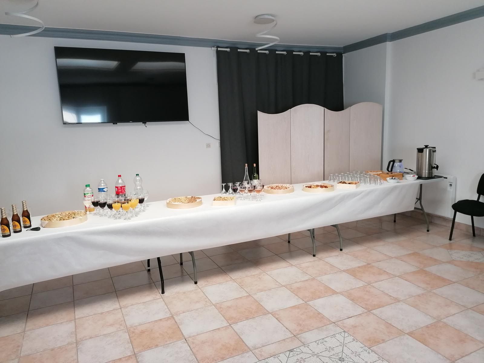 Salle de réception avec un buffet