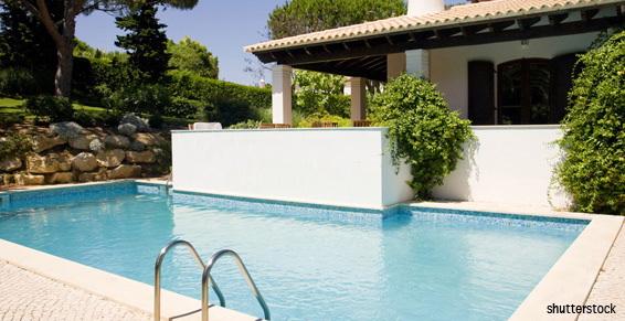 Une grande piscine avec une échelle.