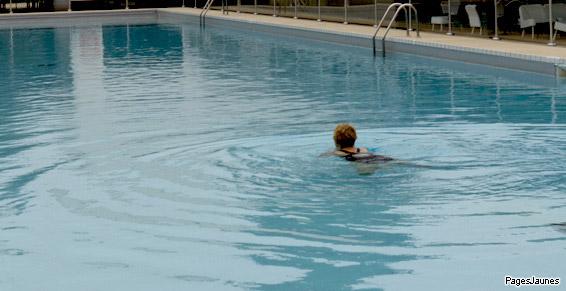 Une personne dans une piscine.