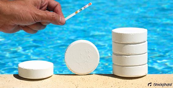 Des pastilles de chlore au bord d'une piscine.