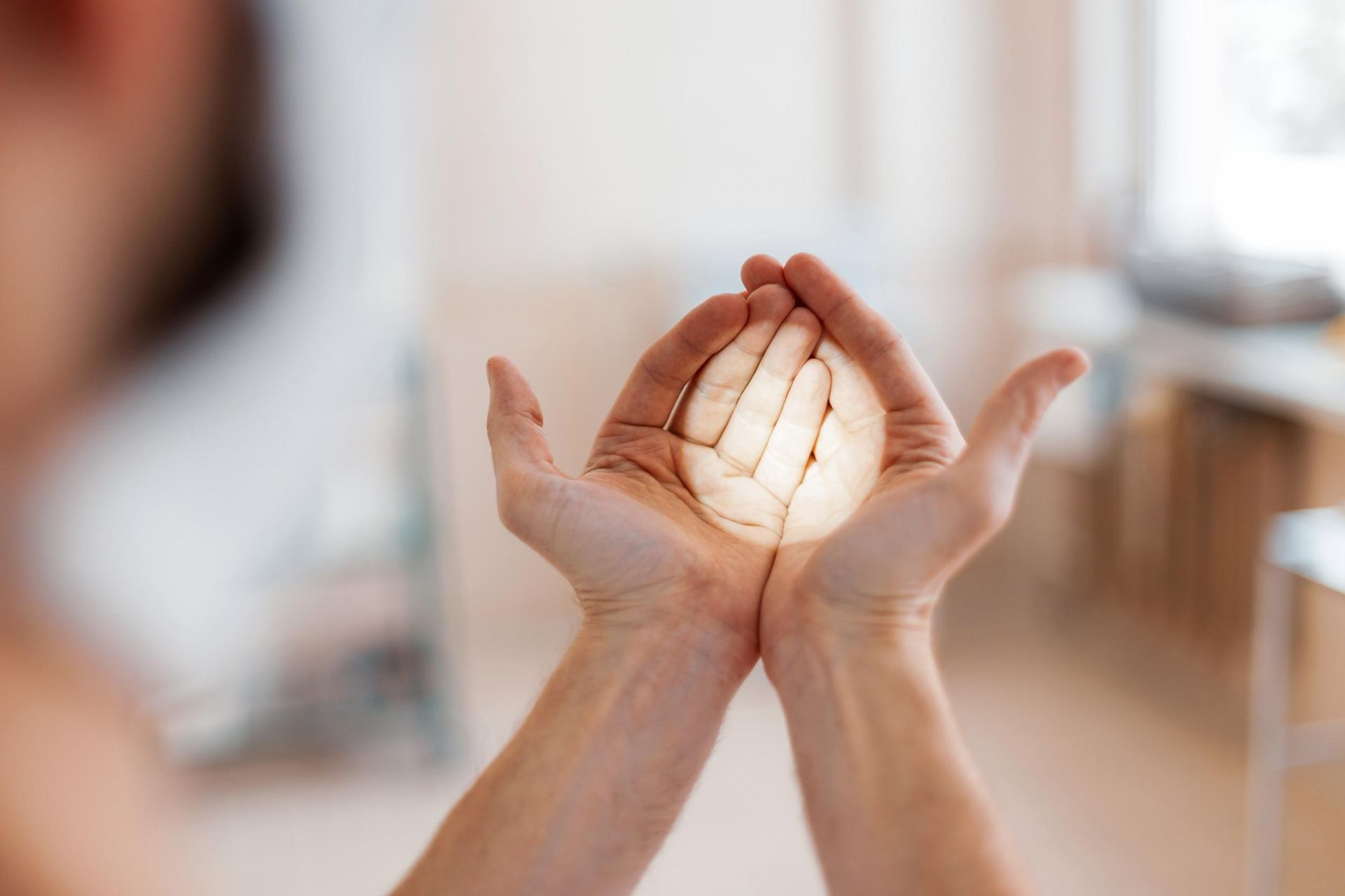 Una persona sostiene una luz en sus manos.