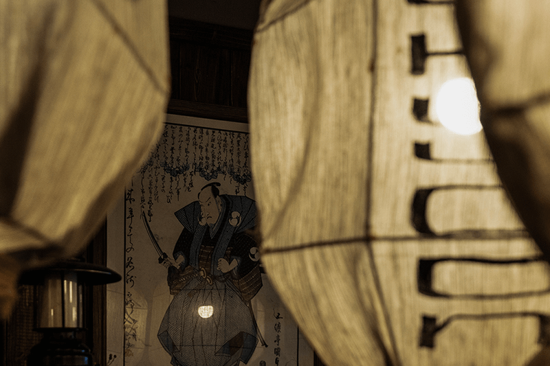 Japanisches Gemälde hinter einer Laterne, sanftes Licht.