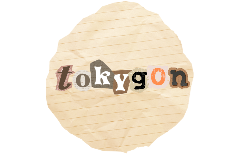 Der Schriftzug „tokygon“ in mehrfarbigen Buchstaben auf zerknittertem, liniertem Papierhintergrund.