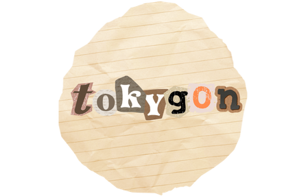 Der Schriftzug „tokygon“ in mehrfarbigen Buchstaben auf zerknittertem, liniertem Papierhintergrund.