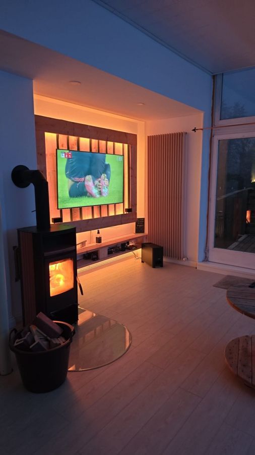 Ein Wohnzimmer mit Kamin und Flachbildfernseher.