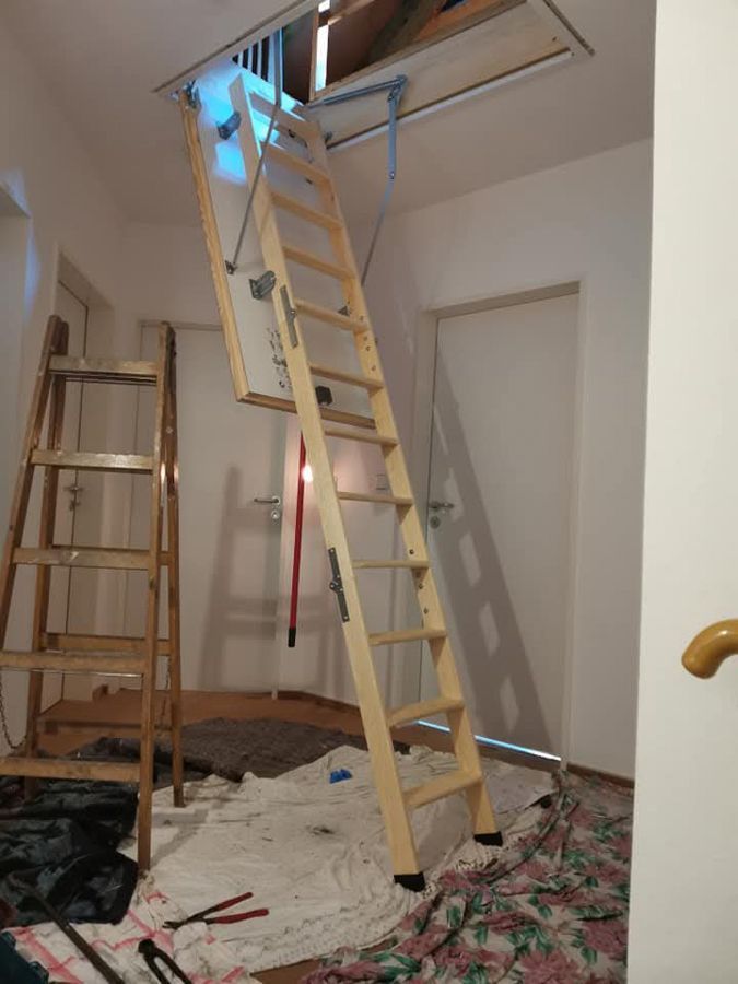 Eine Holzleiter führt hinauf zum Dachboden