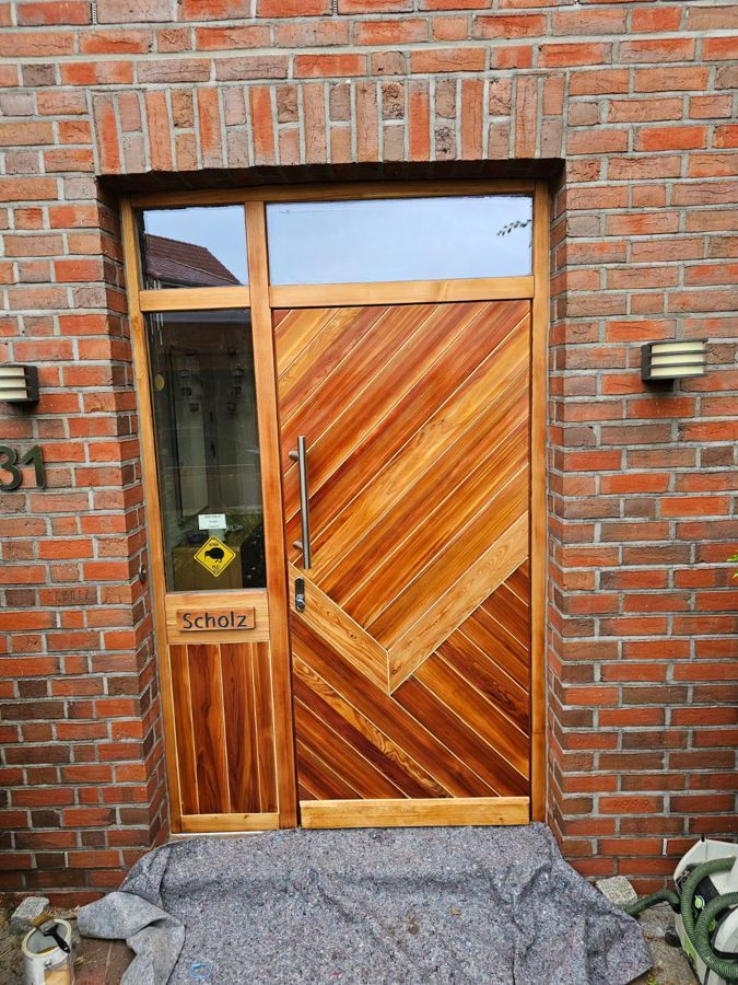 Eine Holztür an einem Backsteingebäude mit der Nummer 31 darauf