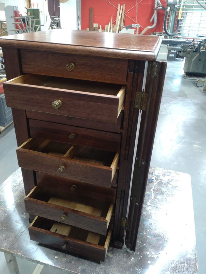 Eine Holzkommode mit offenen Schubladen