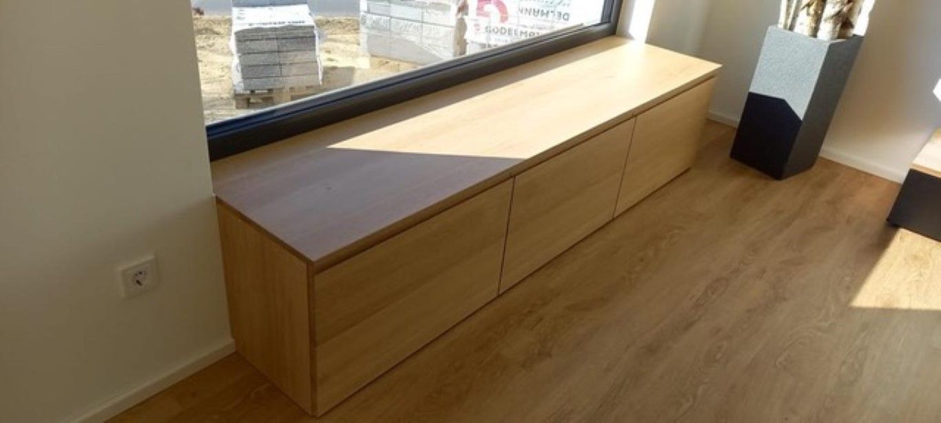 Holzschrank unter Fenster