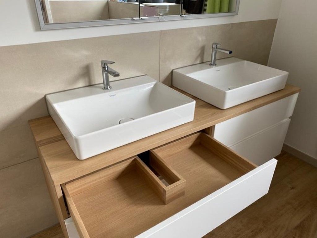 zwei quadratische Waschbecken