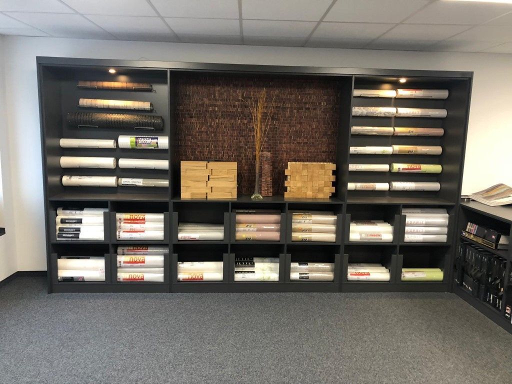 Großer Schrank mit vielen Regalen