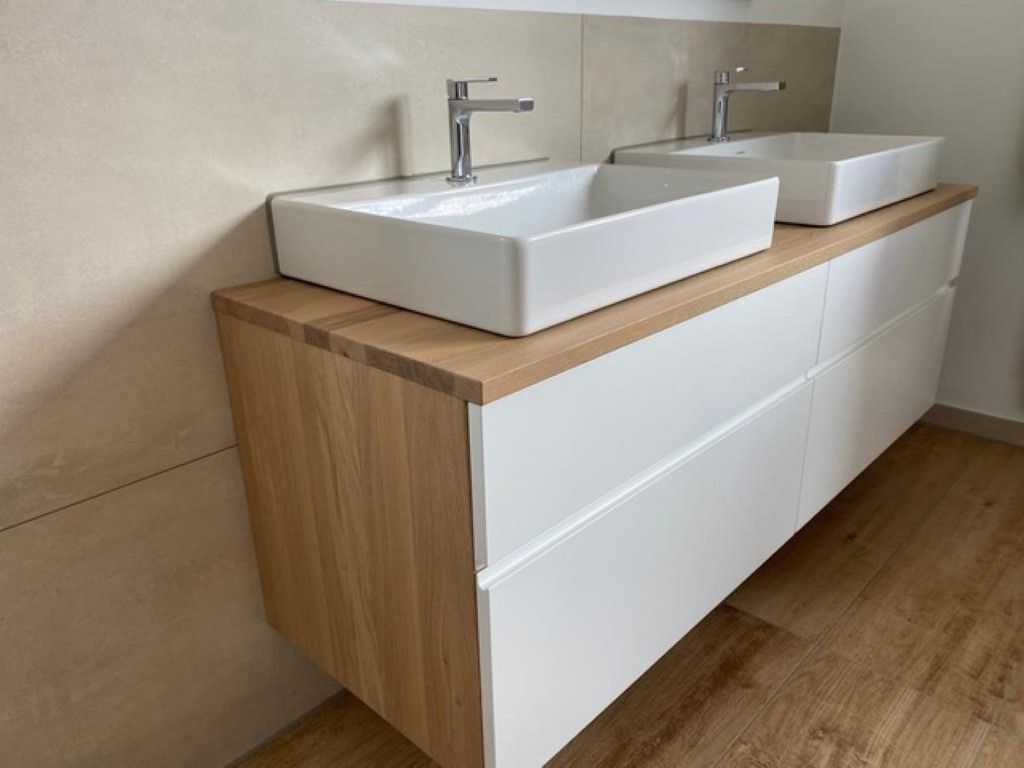 zwei quadratische Waschbecken