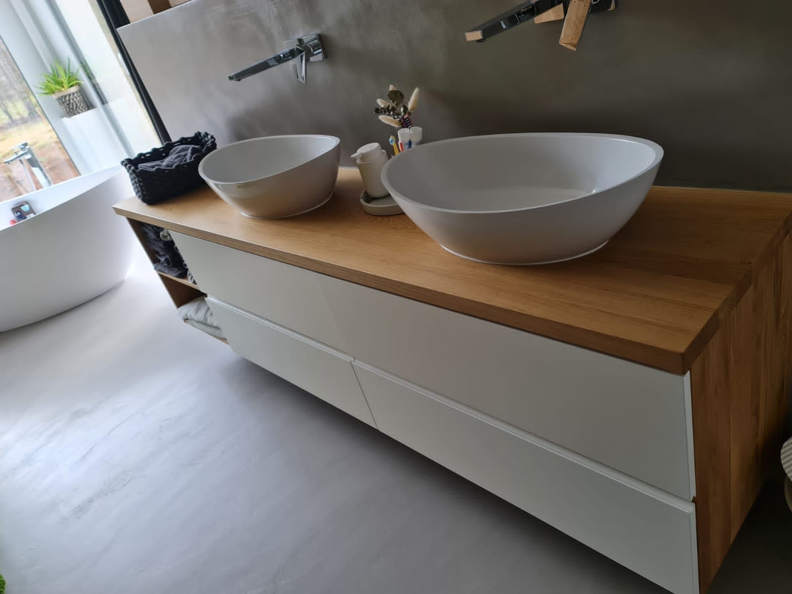 zwei moderne runde Waschbecken