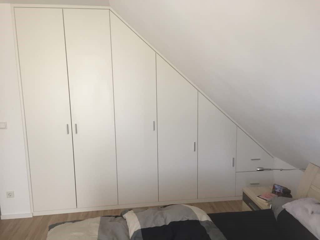 Kleiderschrank in die Wand eingebaut