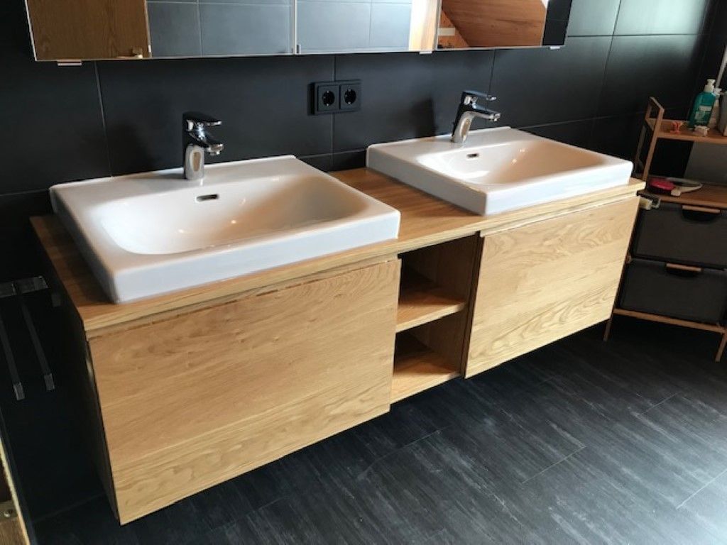 zwei Holzwaschbecken