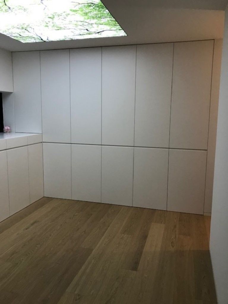 Kleidezimmer mit großem Fenster