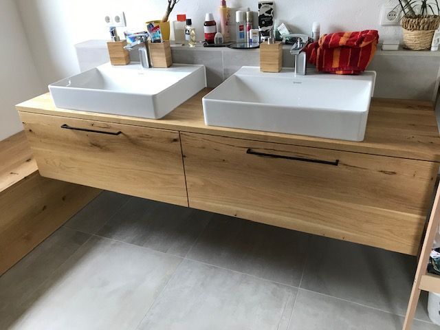 zwei quadratische Waschbecken