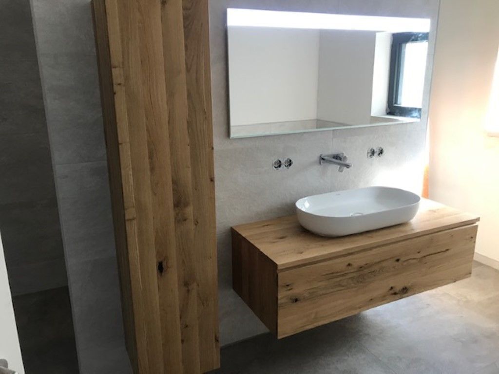 Hängeschrank aus Holz im Badezimmer