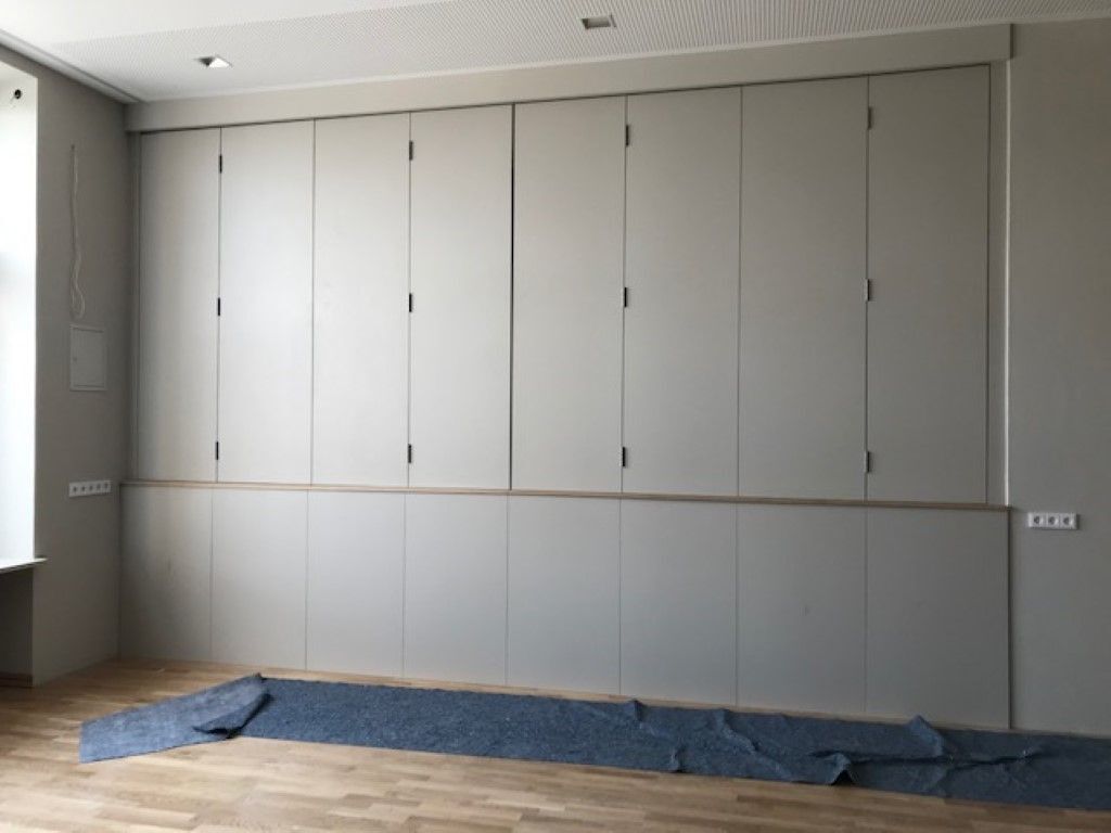 großer Schrank in der Wand