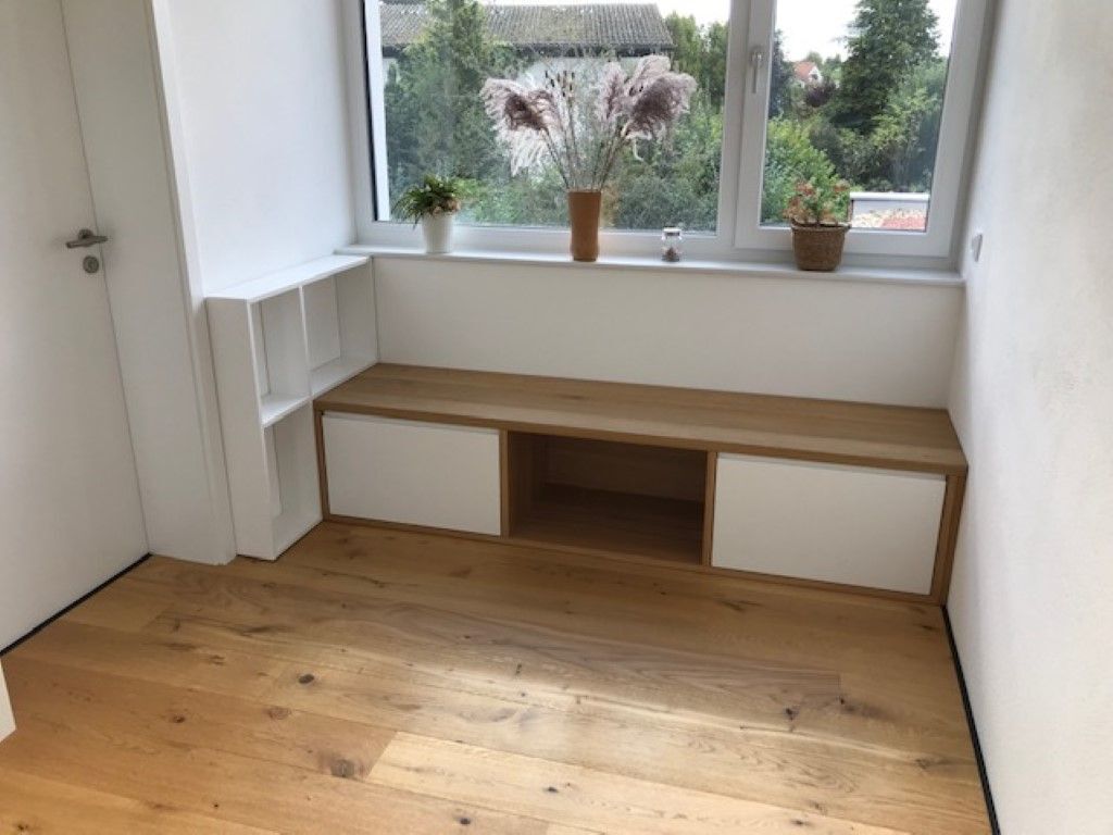 Holzmöbelstück unter Fenster