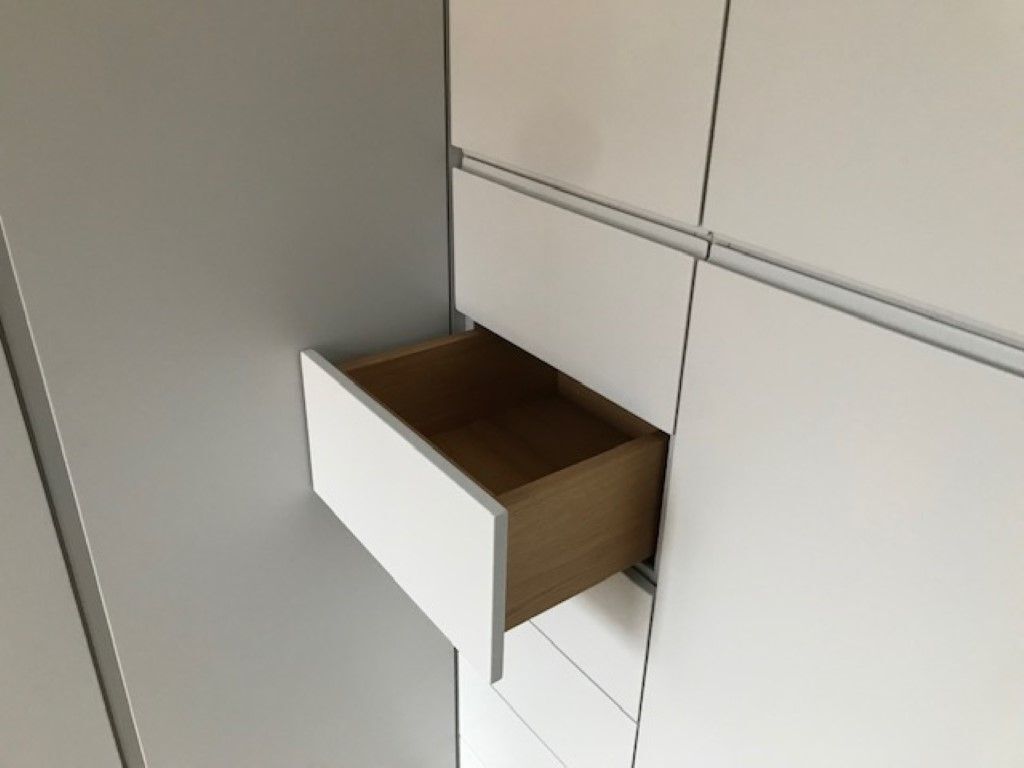 Wandschrank mit Schublade