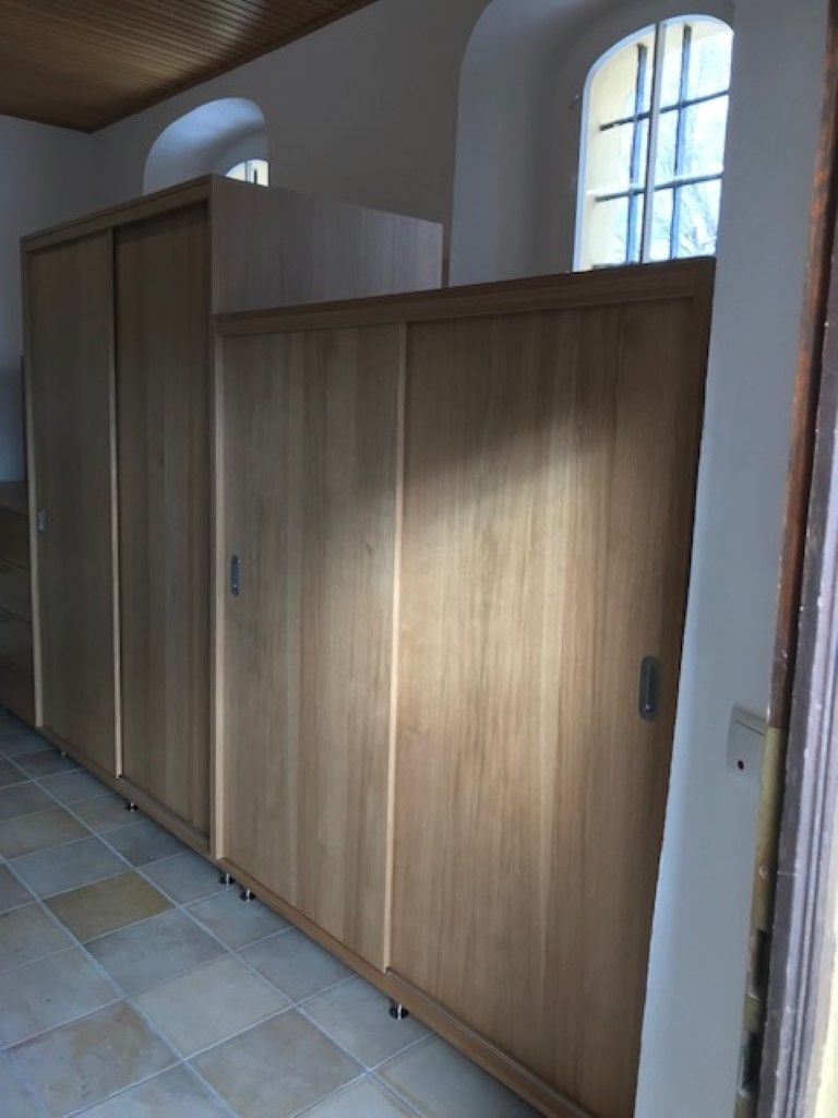 Holzschrank