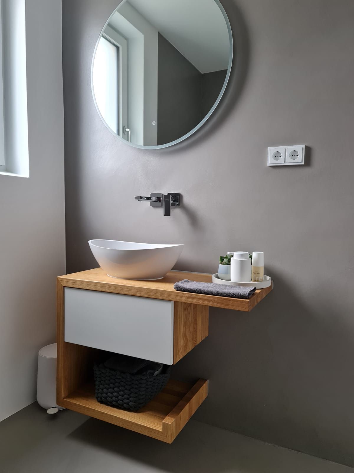 kleines Waschbecken mit Spiegel