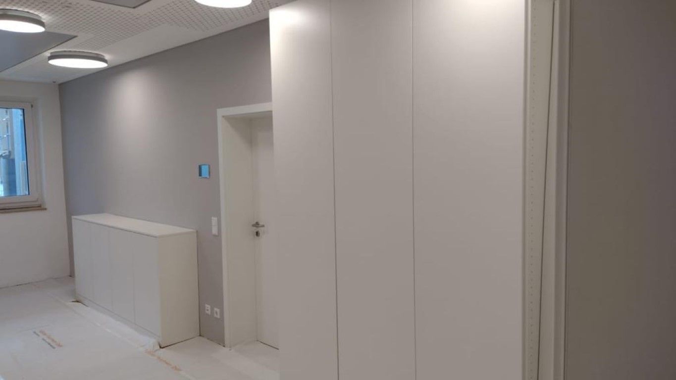 weißer Kleiderschrank