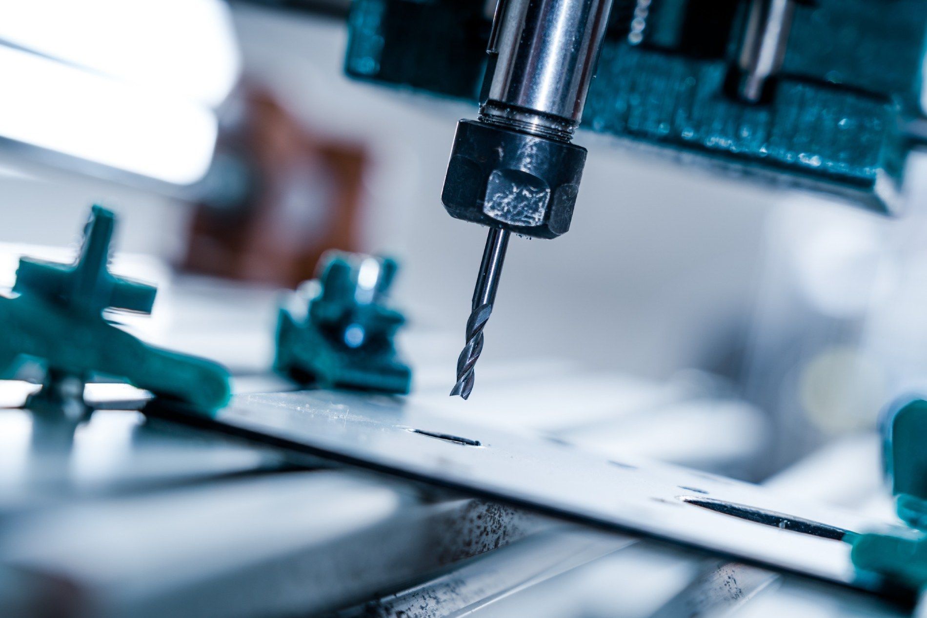 Una máquina está haciendo un agujero en un trozo de metal.