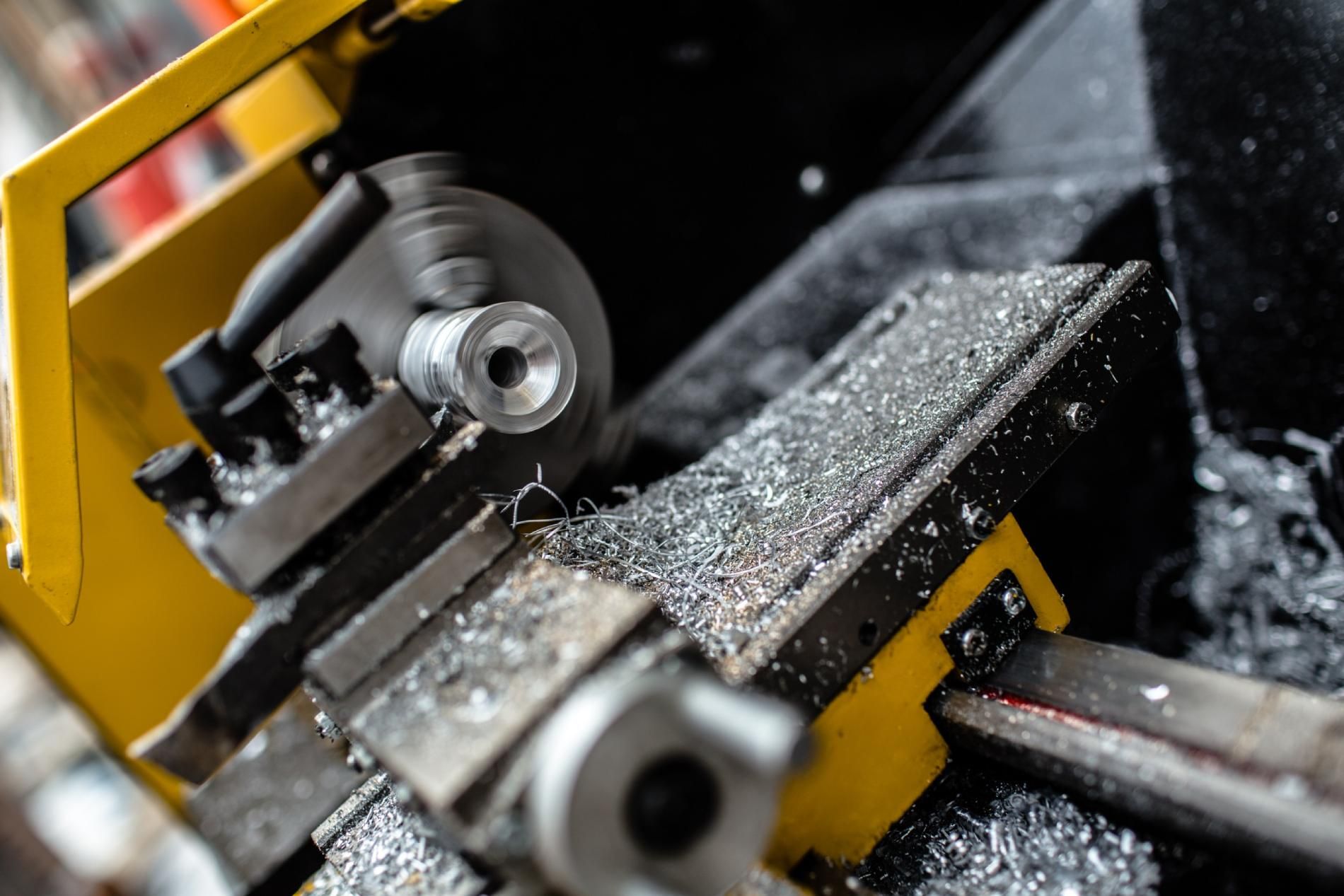 Un primer plano de una máquina que está cortando metal.