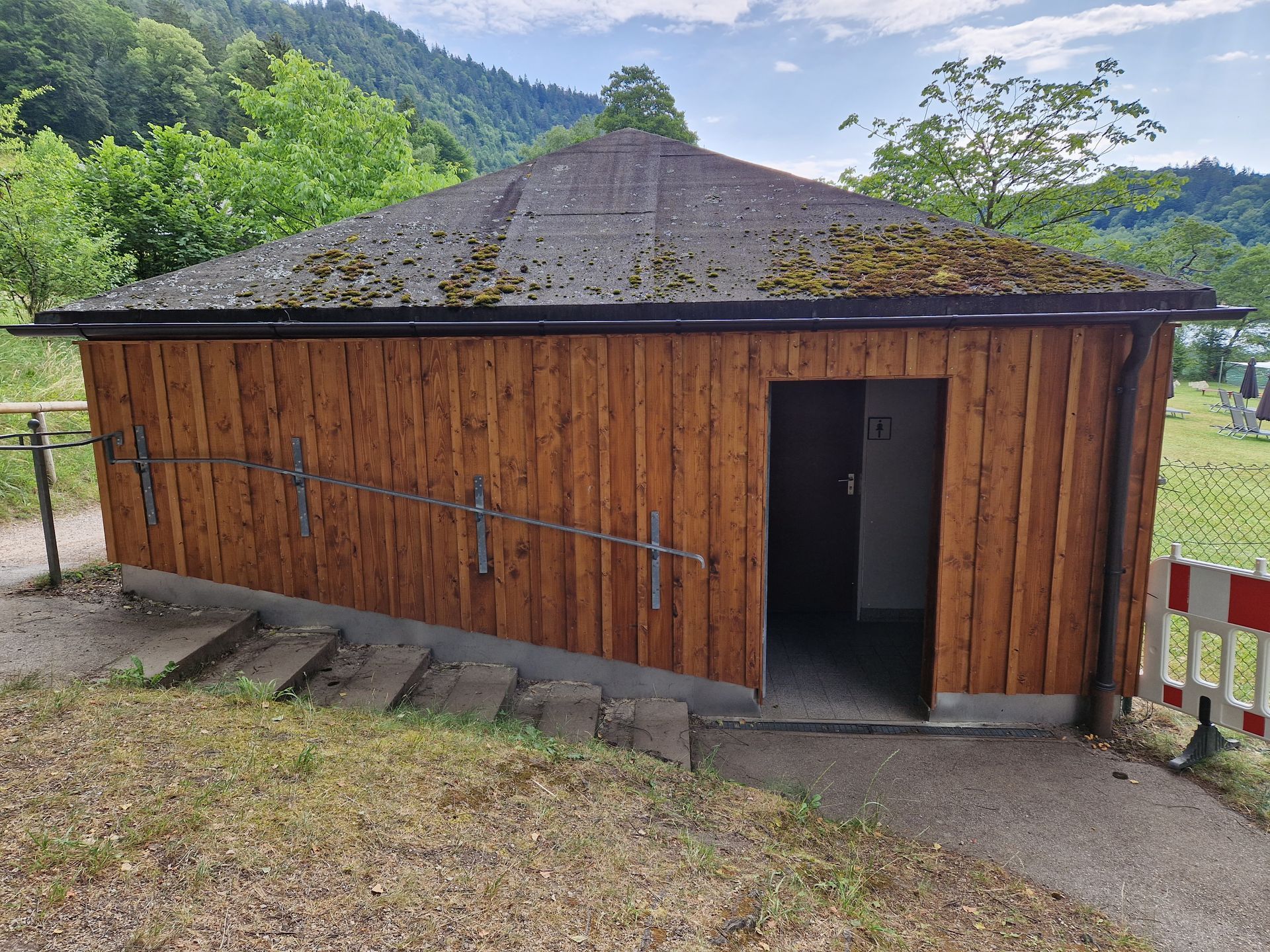 Überdachter Eingangsbereich mit Holzkonstruktion