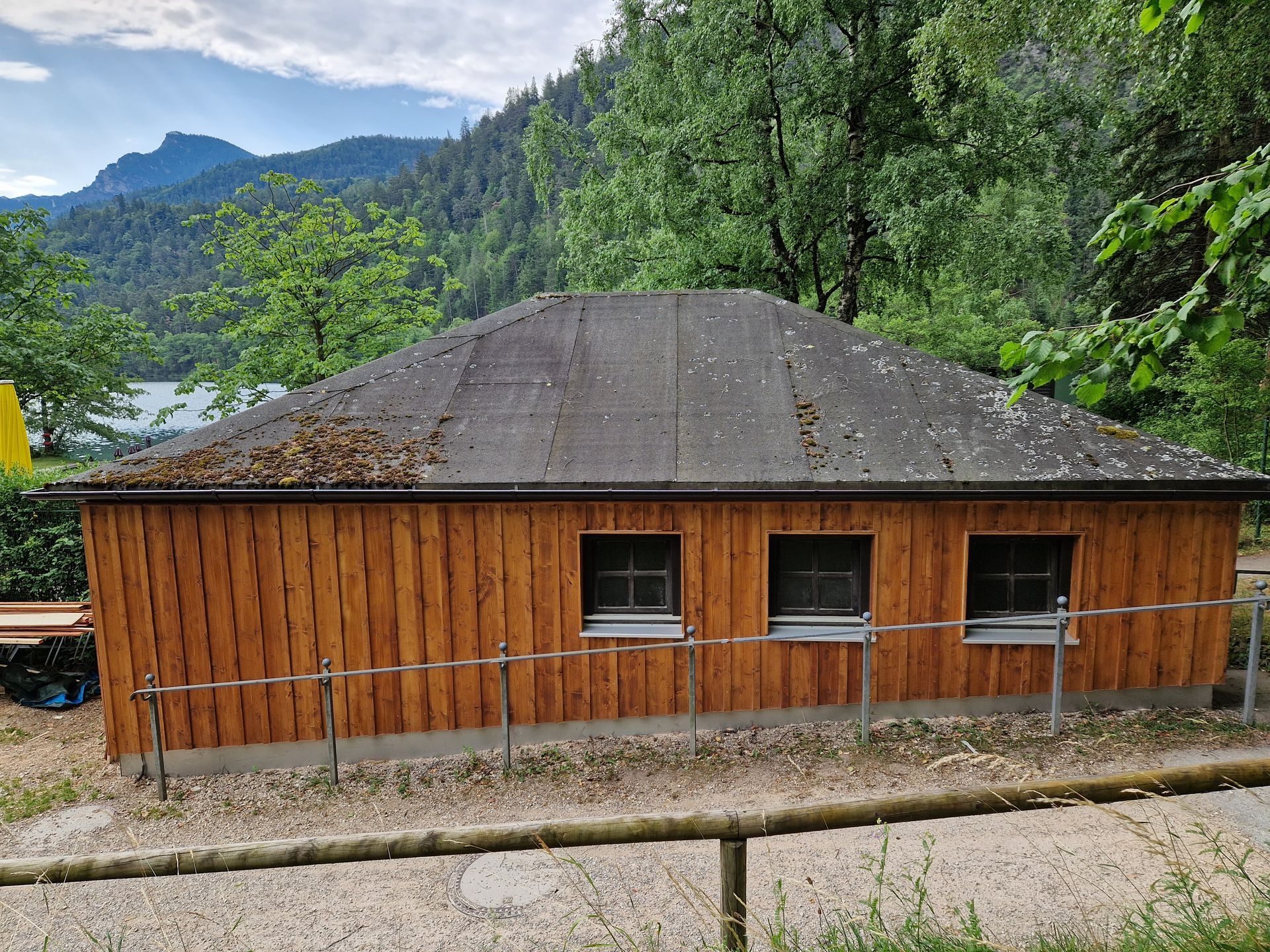 Holzgeländer entlang Weg mit Kiesbett