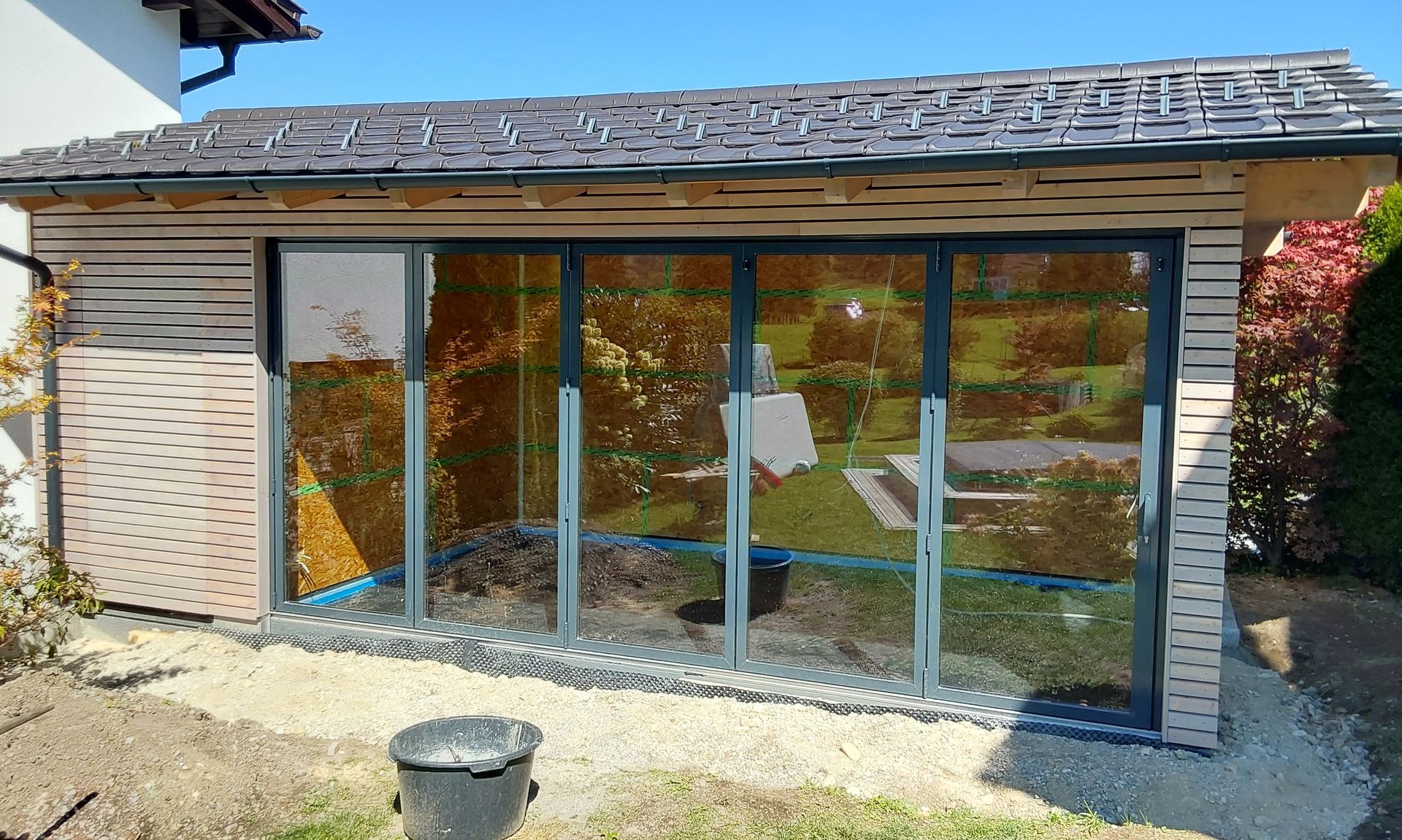 Glasraum-Anbau mit neuem Dachstuhl und großflächigen Fenstern