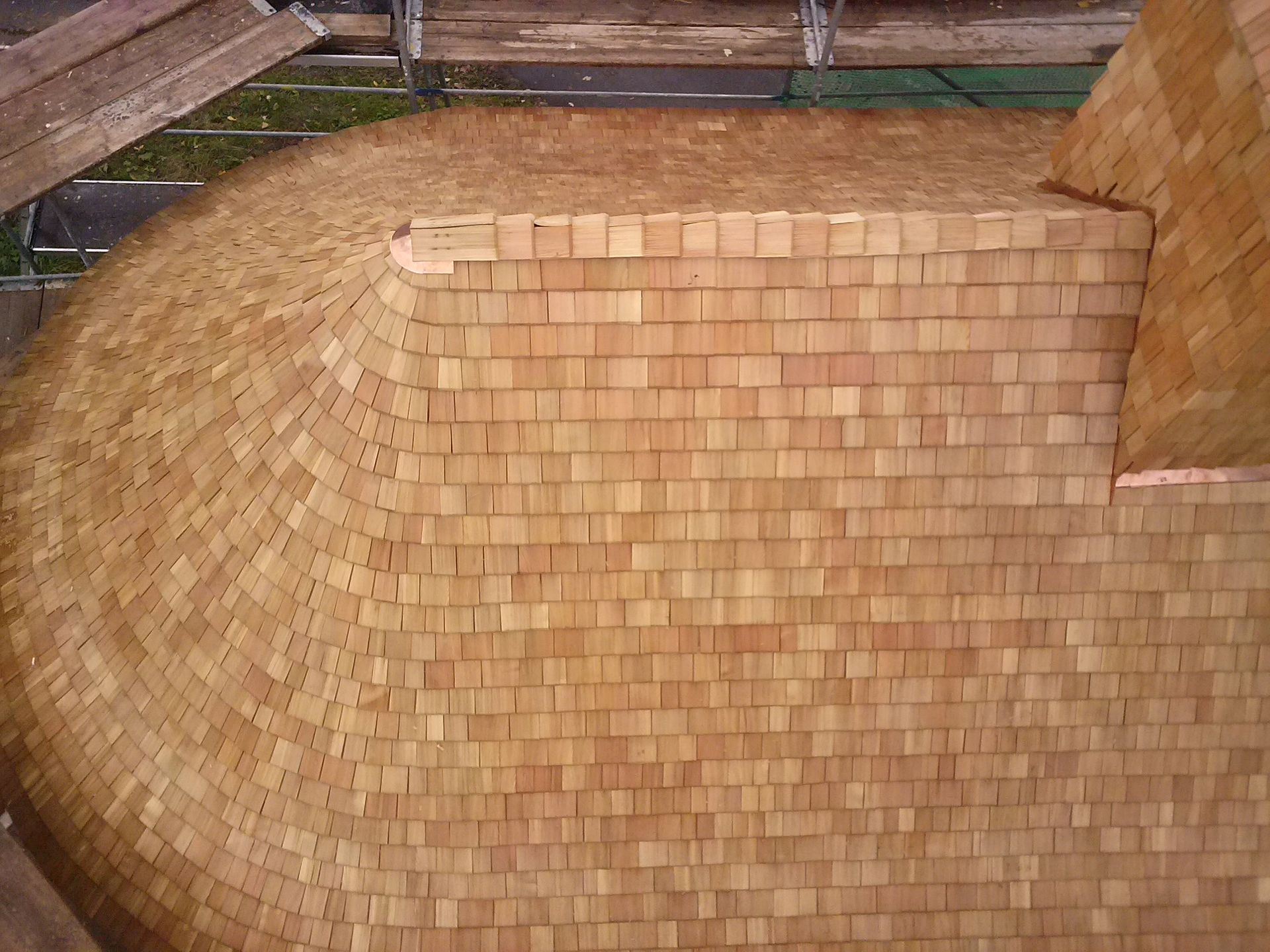 Holzschindeldeckung eines Daches in Nahaufnahme