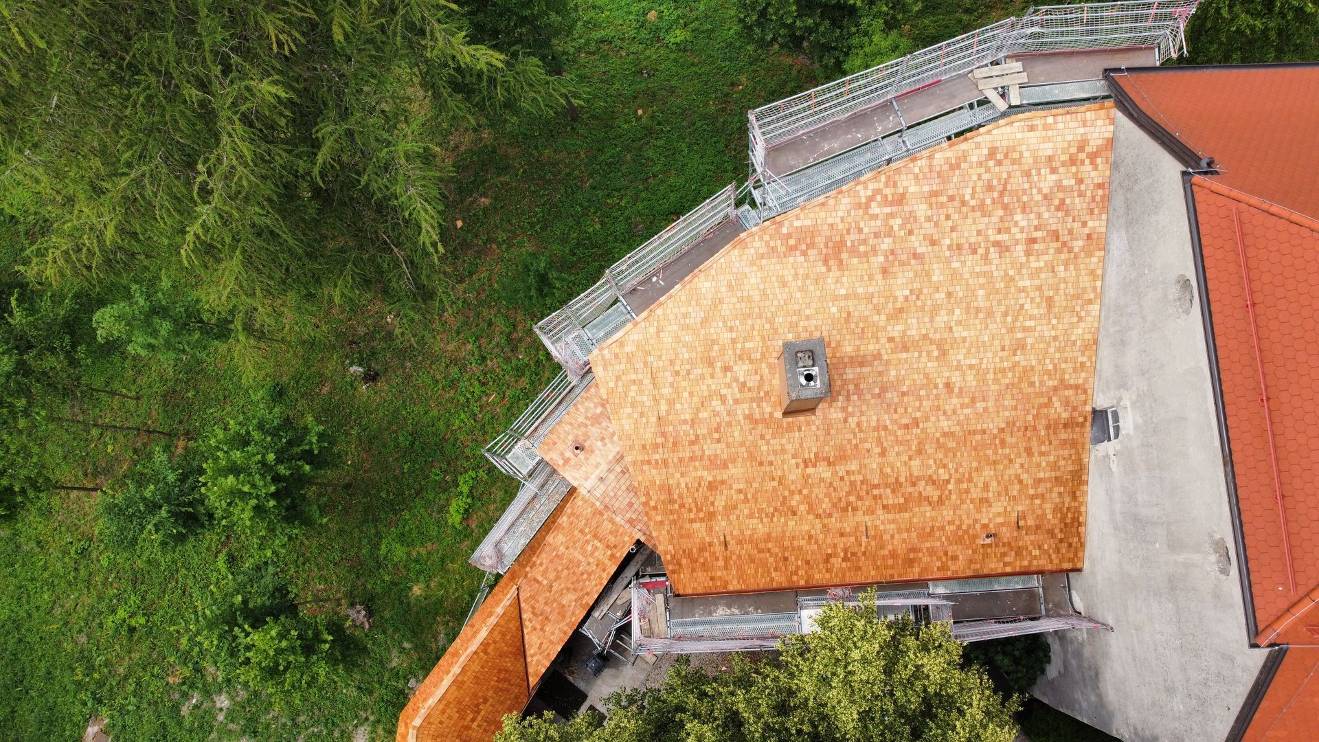 Neubau eines geschwungenen Holzschalendachs