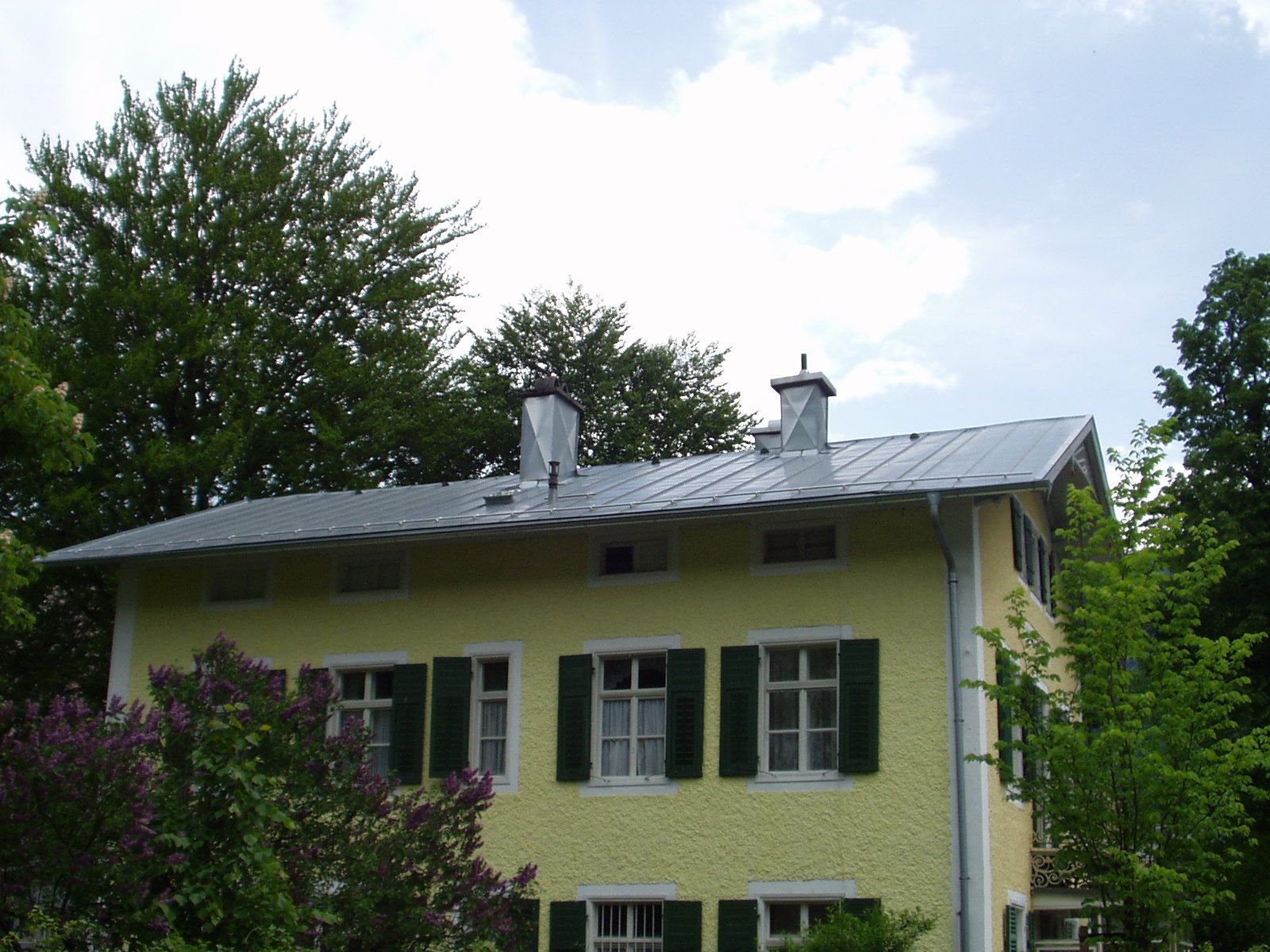 Wohnhaus mit neuem Flachdach und Dachfenstern