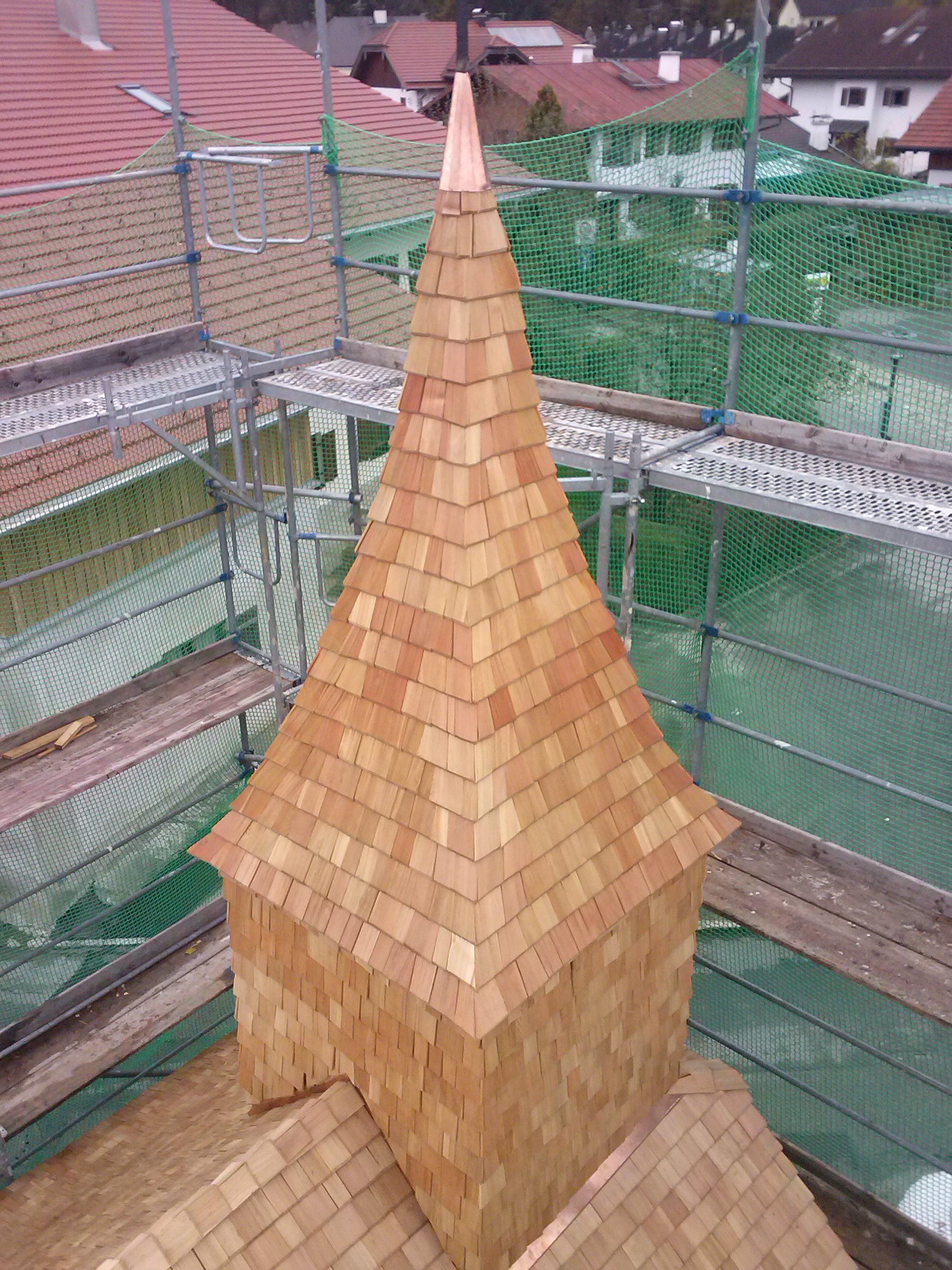 Holzschindel-Turmdach während der Sanierung