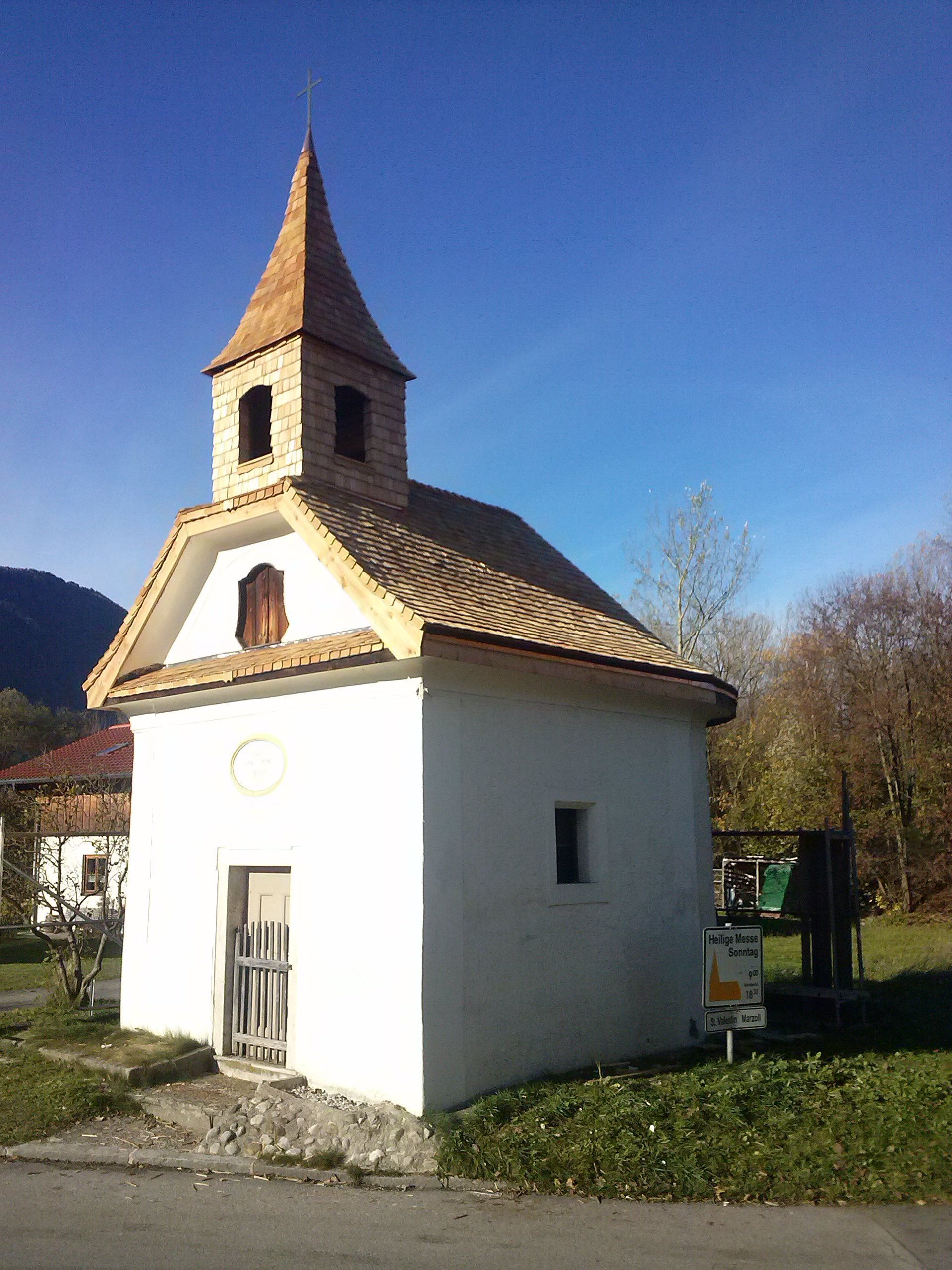 Kapelle mit frisch saniertem Dach und hellem Turm