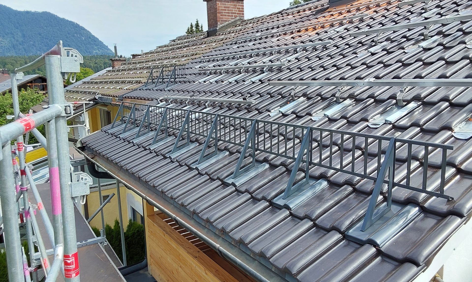 Sanierte Metalldachrinne mit Schneefangsystem