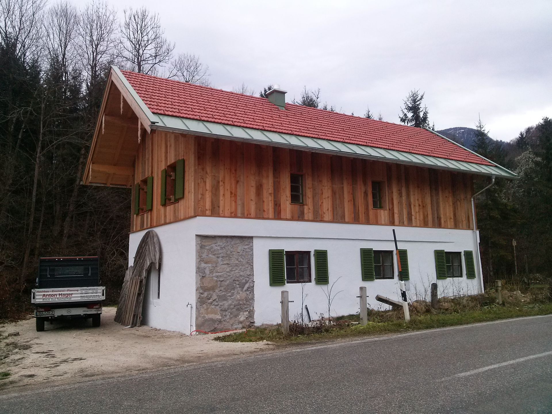 Neubau mit Holzfassade und modernem Ziegeldach
